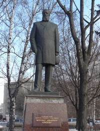 На памятнике Митрофану Клюеву сползла гранитная плита 