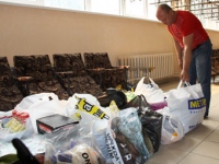 Липчане несут вещи и продукты в пункты приема гуманитарной помощи пострадавшим от лесных пожаров