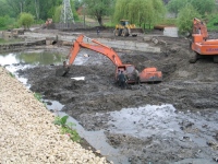 Землю в центре города временно складировали строители, ведущие работы по расширению русла реки Липовка