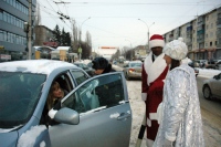 В Липецке чернокожие Деды Морозы дежурят вместе с инспекторами ГИБДД 
