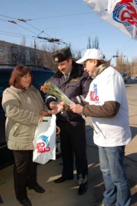 В Липецке инспекторы ДПС дарили цветы женщинам-водителям