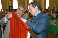 Олег Королев хранит свой пионерский галстук 