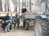 Три машины и две тракторные тележки мусора вывезли после субботника из лесополосы на Тракторном