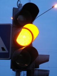 С начала года в Липецке отремонтировали почти 400 дорожных знака и 28 светофоров