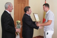 Губернатор вручил молодым врачам по миллиону рублей