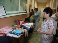 Липчане несут вещи в пункты приема гуманитарной помощи пострадавшим от наводнения на Кубани	