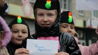 В Липецке дети раздавали водителям письма
