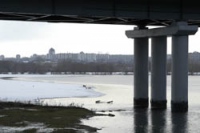 В Липецке иномарка упала с моста