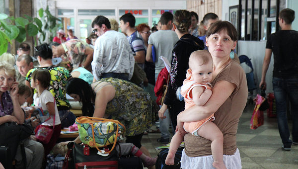 Сотрудники МЧС продолжают работу на пунктах временного размещения беженцев в Липецкой области