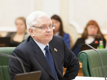  Сенатор от Липецкой области предложил увеличить максимальный возраст чиновников до 70 лет