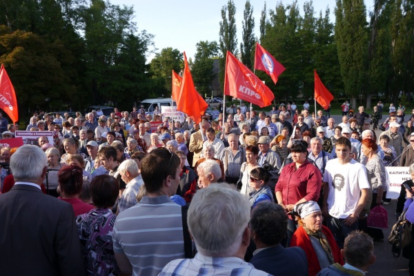 Липецкие коммунисты спустя почти год собрали подписи для отставки губернатора Олега Королева