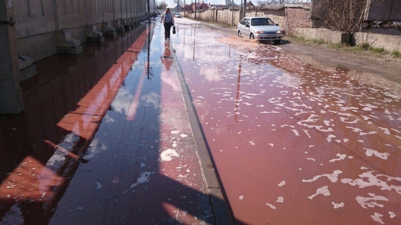 Власти Лебедяни не могут третий день отмыть город из-за тонн разлившегося сока на липецком заводе PepsiCo