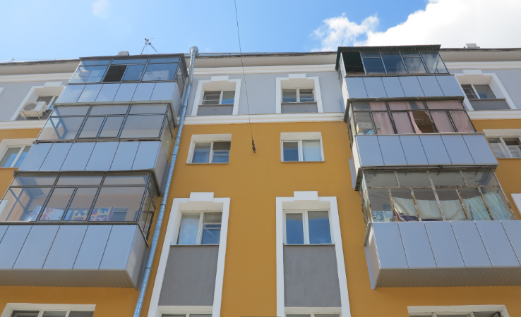 Обновленный фасад дома на Центральной улице Липецка гармонично вписался в архитектуру города
