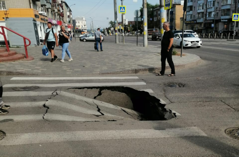 В центре Липецка провалился асфальт