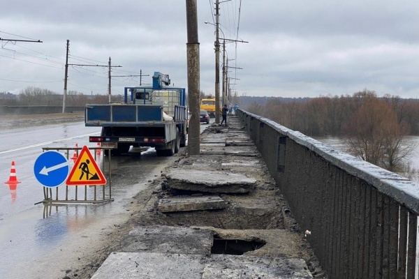 Власти проверили ход ремонта Сокольского и Октябрьского мостов в Липецке