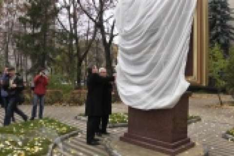 В Липецке открыли памятный знак экс-губернатору региона Михаилу Наролину