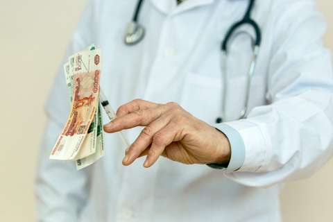 В Липецке бизнесмены-аферисты зарабатывали на доверчивых пенсионерах и «лечили» их от выдуманных заболеваний