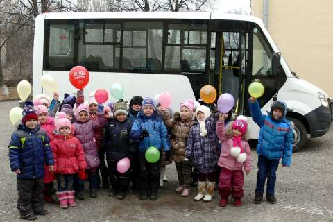 Сенатор Максим Кавджарадзе подарил Добринскому детсаду новый автобус