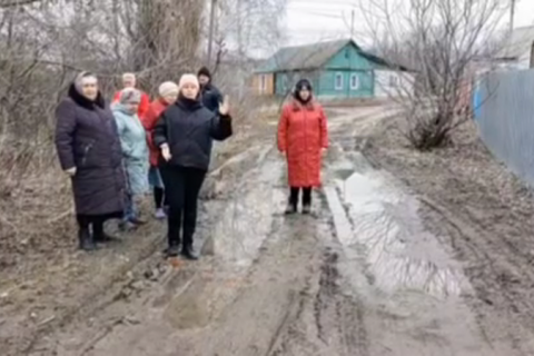 В Ельце в грязи застревает скорая, а таксисты отказываются приезжать на вызов из-за плохих дорог