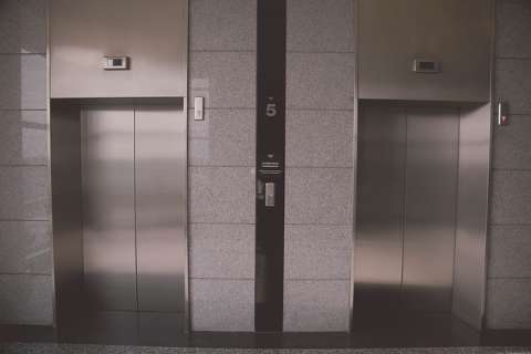 В рамках капремонта в 2017 году в липецких многоэтажках заменят почти 150 лифтов
