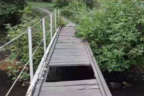 Жители липецкого села опасаются за жизнь детей, вынужденных идти по полуразрушенному мосту в школу