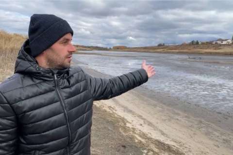 Неизвестные с «блатными» номерами осушают пруд в Липецкой области и незаконно вылавливают рыбу