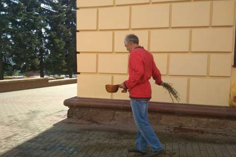 Липецкий общественник «освятил» здание областной Администрации, изгоняя из него бесов