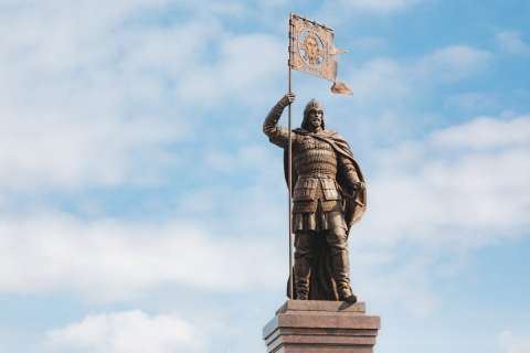 В Липецке открыли памятник Александру Невскому с цитатой из песни «Встанем» 