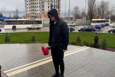 В Липецке SHAMAN возложил цветы к памятнику Александра Невского
