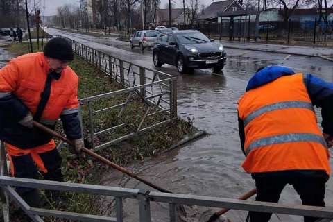 В Липецке устраняют последствия ливня