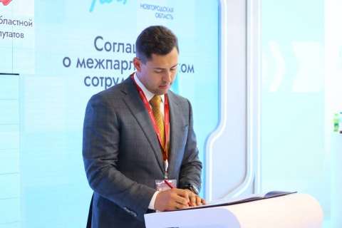 Председатель Липецкого облсовета на ПМЭФ подписал соглашение о сотрудничестве с Новгородской областной Думой 