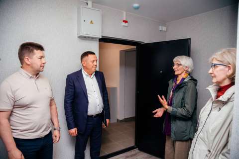 Роман Ченцов вручил ключи от новых квартир в Липецке 62 семьям