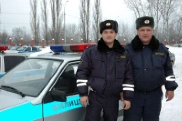 Инпекторы ДПС спасли людей во время пожара Инпекторы ДПС спасли людей во время пожара