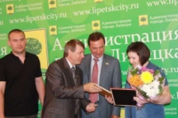В мэрии Липецка наградили родителей детей-близнецов В мэрии Липецка наградили родителей детей-близнецов