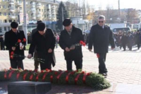 В Липецке прошёл митинг, посвящённый юбилею военного парада 1941 года В Липецке прошёл митинг, посвящённый юбилею военного парада 1941 года