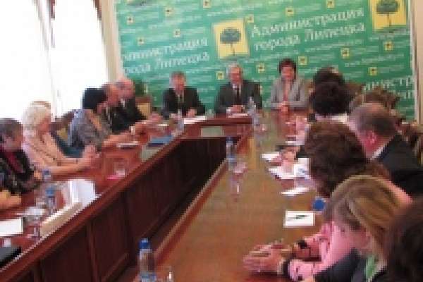 Мэр Липецка пообещал партийным боссам, что прошлогодние подрядчики отремонтируют дороги за свой счет Мэр Липецка пообещал партийным боссам, что прошлогодние подрядчики отремонтируют дороги за свой счет