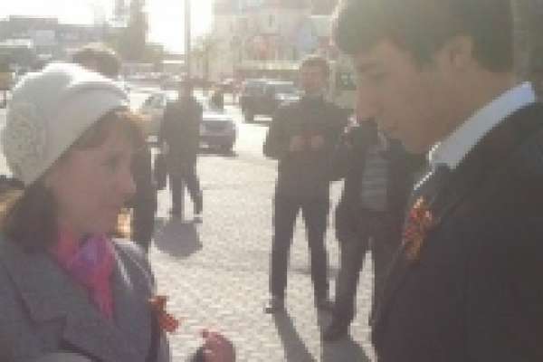 В Липецке начали раздавать Георгиевские ленточки В Липецке начали раздавать Георгиевские ленточки
