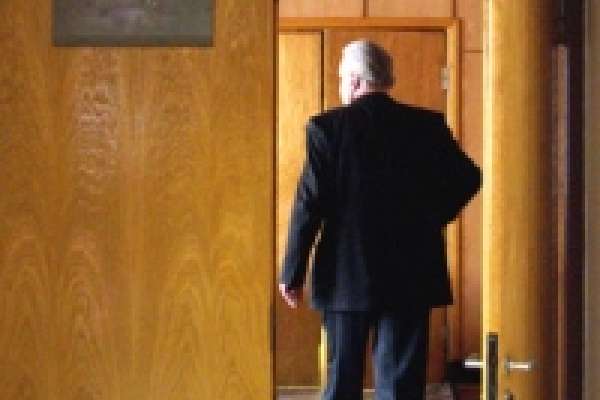 Чиновники тайно занимались бизнесом Чиновники тайно занимались бизнесом