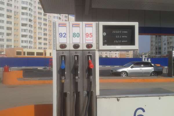 Липецкая общественность усомнилась в законности продажи на заправках ЛТК бензина Аи-80