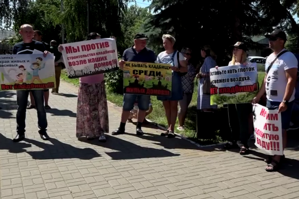 Жители липецкого села устроили митинг против генплана с крестами Жители липецкого села устроили митинг против генплана с крестами