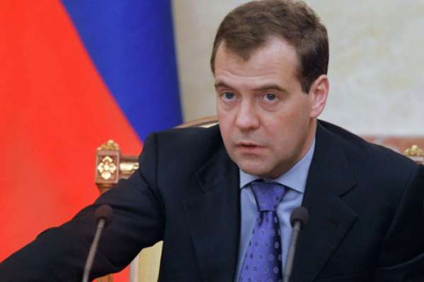 Дмитрий Медведев в Липецке пил чай с пенсионерами и ходил по аптекам