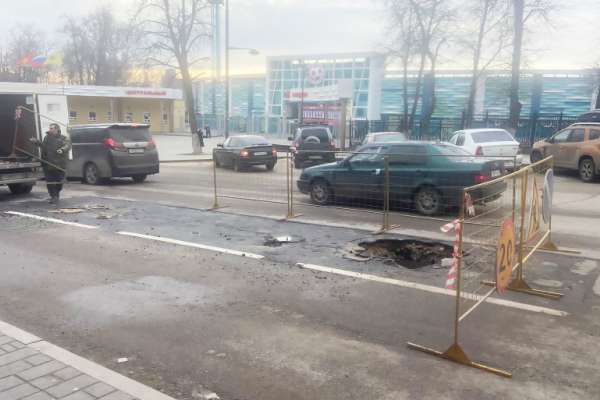 Из-за утечки воды в центре Липецка на проезжей части обвалился асфальт