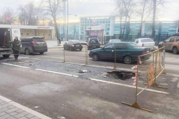 Из-за утечки воды в центре Липецка на проезжей части обвалился асфальт Из-за утечки воды в центре Липецка на проезжей части обвалился асфальт