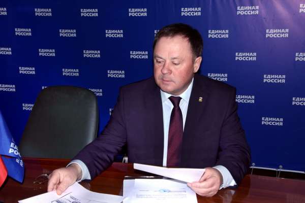 Липецкие депутаты присвоили звание почетного гражданина бывшему спикеру облсовета Липецкие депутаты присвоили звание почетного гражданина бывшему спикеру облсовета