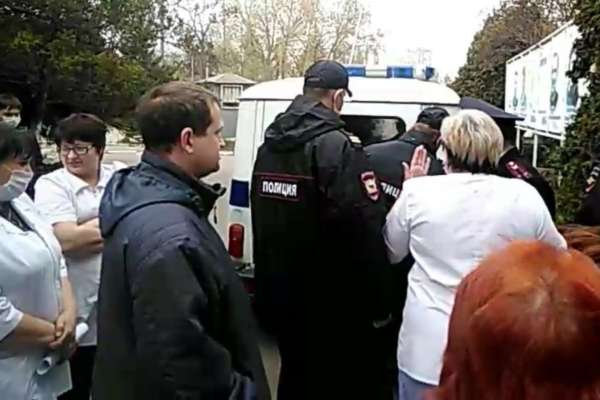 Активистов задержали во время съемок на закрывающейся станции переливания крови в Ельце