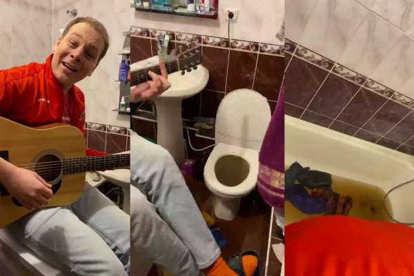 Липецкий депутат-коммунист спел в затопленном фекалиями домашнем туалете Липецкий депутат-коммунист спел в затопленном фекалиями домашнем туалете
