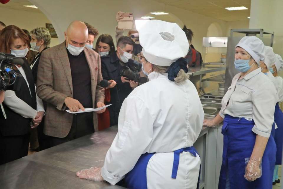 Липецкий губернатор отказался пробовать еду, которой кормят школьников