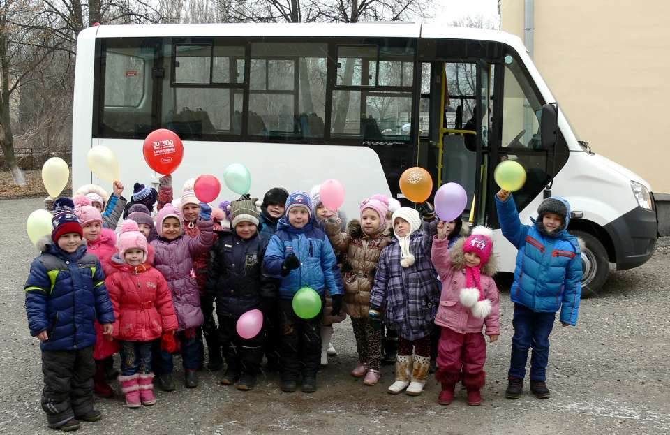 Сенатор Максим Кавджарадзе подарил Добринскому детсаду новый автобус