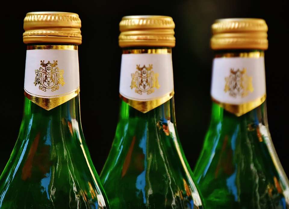Липецкому предпринимателю-нелегалу грозит 3 млн рублей штрафа за торговлю фальсифицированным алкоголем