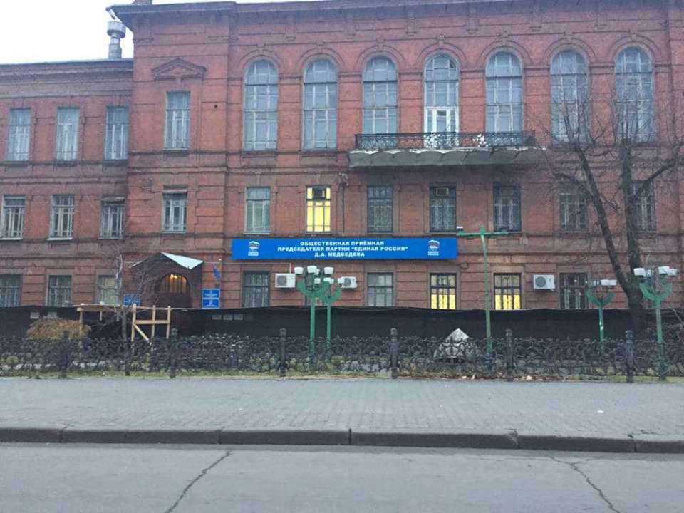 Мэр Липецка Евгения Уваркиной не решилась снять баннер «Единой России» с исторического здания